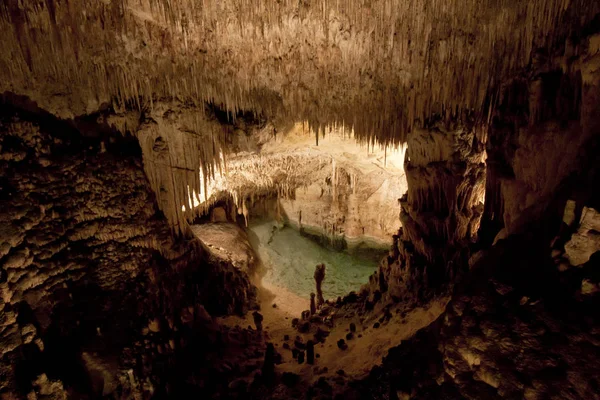 Yeraltı gölü etrafında bizimkiler yaşar Adası Majorca, İspanya ile ejderha Incide mağaralar.