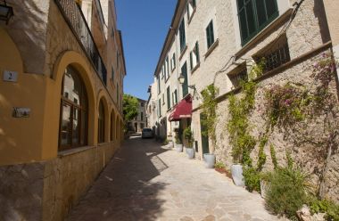 Valldemossa, Majorca İspanya'nın ünlü Akdeniz köyünü caddede güzel.