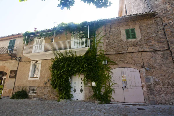 Bela rua em Valldemossa, famosa antiga aldeia mediterrânea de Maiorca Espanha . — Fotografia de Stock