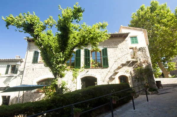 Beautiful street in Valldemossa, famous old medanean village of Majorca Spain . — стоковое фото