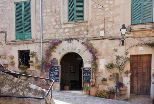 Bella strada a Valldemossa, famoso vecchio villaggio mediterraneo di Maiorca Spagna . — Foto Stock