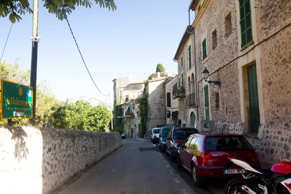 Bela rua em Valldemossa, famosa antiga aldeia mediterrânea de Maiorca Espanha . — Fotografia de Stock