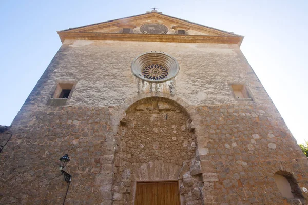 美丽的教堂，在瓦，著名老地中海村庄的西班牙马略卡岛. — 图库照片