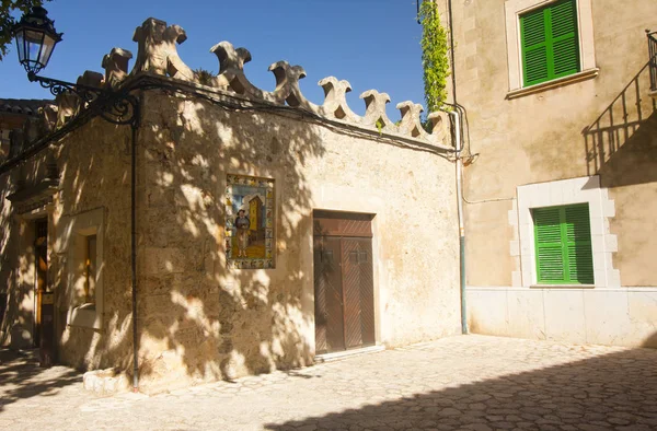 Architektonicky významné budovy ve Valldemosse, slavné staré středomořské vesnice Mallorca Španělsko. — Stock fotografie