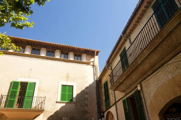 Edifício bonito em Valldemossa, famosa aldeia mediterrânea velha de Maiorca Espanha . — Fotografia de Stock