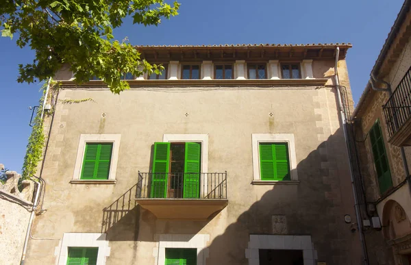 Bellissimo edificio a Valldemossa, famoso vecchio villaggio mediterraneo di Maiorca Spagna . — Foto Stock