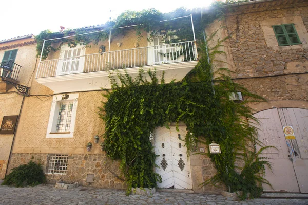 Belle rue à Valldemossa, célèbre vieux village méditerranéen de Majorque Espagne . — Photo