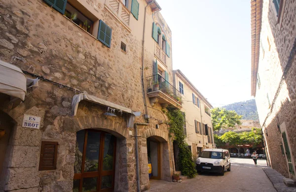 Edifício bonito em Valldemossa, famosa aldeia mediterrânea velha de Maiorca Espanha . — Fotografia de Stock