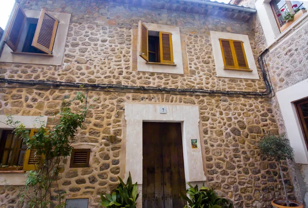 Bellissimo edificio a Valldemossa, famoso vecchio villaggio mediterraneo di Maiorca Spagna . — Foto Stock