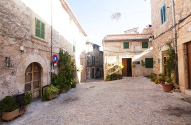 Valldemossa, Majorca İspanya'nın ünlü Akdeniz köyünü caddede güzel.