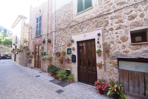 Bela rua em Valldemossa, famosa antiga aldeia mediterrânea de Maiorca Espanha . — Fotografia de Stock