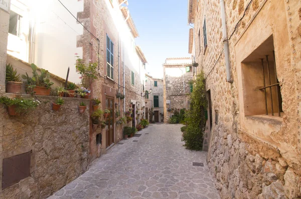 Bela rua em Valldemossa, famosa antiga aldeia mediterrânea de Maiorca Espanha . — Fotografia de Stock