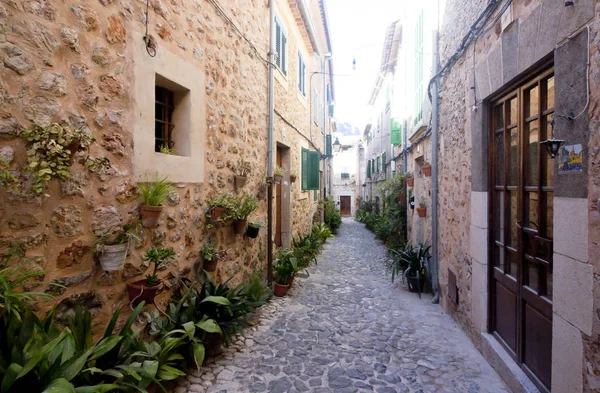 Valldemossa, Majorca İspanya'nın ünlü Akdeniz köyünü caddede güzel.