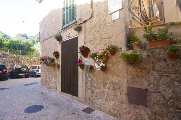 Valldemossa, Majorca İspanya'nın ünlü Akdeniz köyünü caddede güzel.