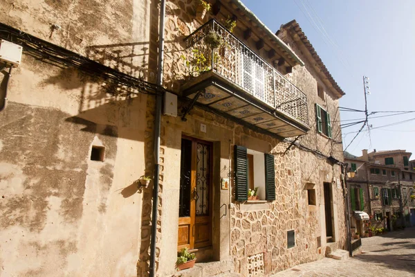 Bela rua em Valldemossa, famosa antiga aldeia mediterrânea de Maiorca Espanha . — Fotografia de Stock