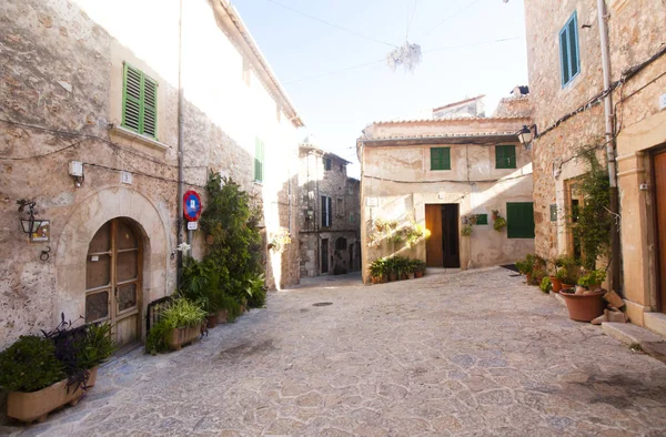 Valldemossa, Majorca İspanya'nın ünlü Akdeniz köyünü caddede güzel.