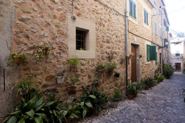 Valldemossa, Majorca İspanya'nın ünlü Akdeniz köyünü caddede güzel.