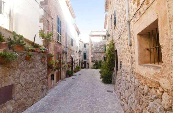 Bela rua em Valldemossa, famosa antiga aldeia mediterrânea de Maiorca Espanha . — Fotografia de Stock