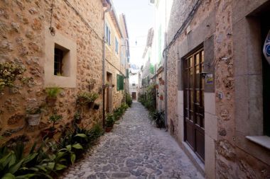 Valldemossa, Majorca İspanya'nın ünlü Akdeniz köyünü caddede güzel.