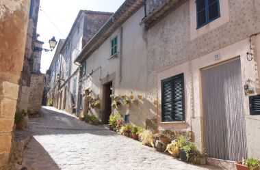 Valldemossa, Majorca İspanya'nın ünlü Akdeniz köyünü caddede güzel.