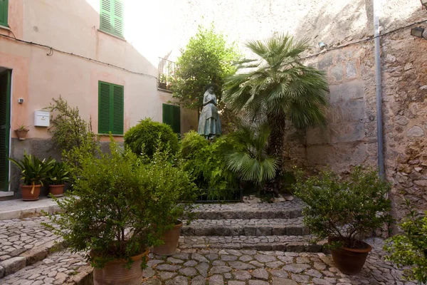 Bella strada a Valldemossa, famoso vecchio villaggio mediterraneo di Maiorca Spagna . — Foto Stock