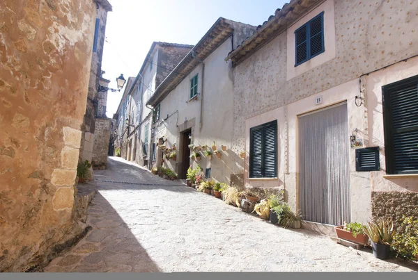 Krásná ulice v Valldemossa, slavné staré středomořské vesnice Mallorca Španělsko. — Stock fotografie
