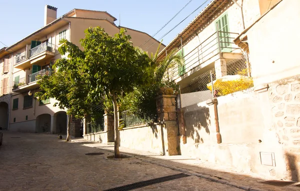 Bela rua em Valldemossa, famosa antiga aldeia mediterrânea de Maiorca Espanha . — Fotografia de Stock