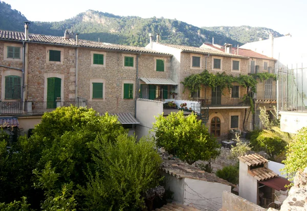 Edifício bonito em Valldemossa, famosa aldeia mediterrânea velha de Maiorca Espanha . — Fotografia de Stock