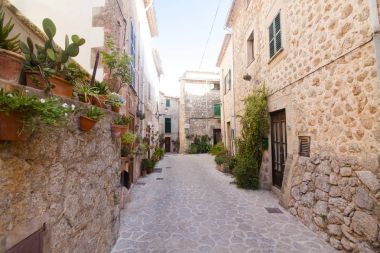 Valldemossa, Majorca İspanya'nın ünlü Akdeniz köyünü caddede güzel.
