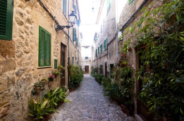 Valldemossa, Majorca İspanya'nın ünlü Akdeniz köyünü caddede güzel.