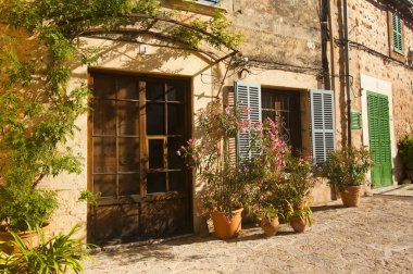 Valldemossa, Majorca İspanya'nın ünlü Akdeniz köyünü caddede güzel.