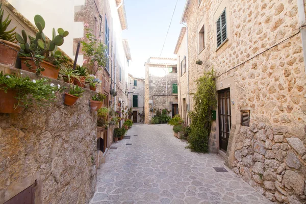Valldemossa, Majorca İspanya'nın ünlü Akdeniz köyünü caddede güzel.