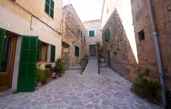 Bella strada a Valldemossa, famoso vecchio villaggio mediterraneo di Maiorca Spagna . — Foto Stock