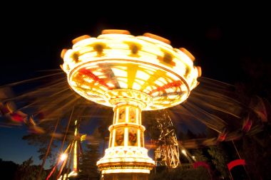 Renkli zinciri hareket eğlence parkı gece atlıkarınca salıncak.