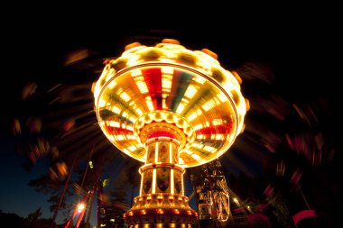 Renkli zinciri hareket eğlence parkı gece atlıkarınca salıncak.