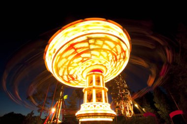 Renkli zinciri hareket eğlence parkı gece atlıkarınca salıncak.