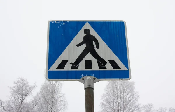 Piéton traversant panneau routier sur fond de ciel d'hiver . — Photo