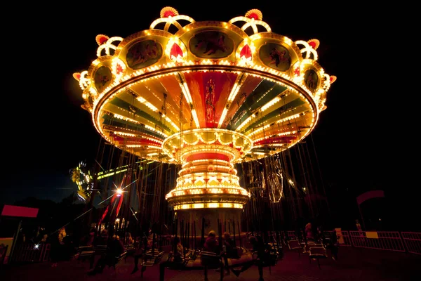 Renkli zinciri hareket eğlence parkı gece atlıkarınca salıncak.