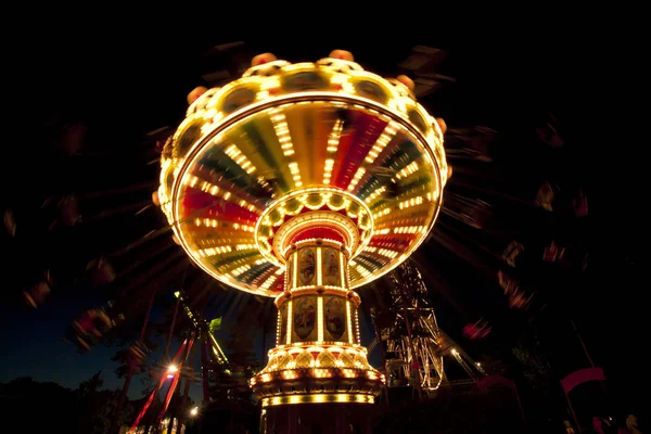 Kolorowy łańcuch huśtawka karuzela w ruchu w parku rozrywki w nocy. — Zdjęcie stockowe