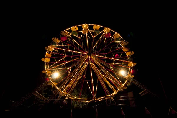 Ferris Wheel illuminated at night in amusement park. — Stock Photo, Image