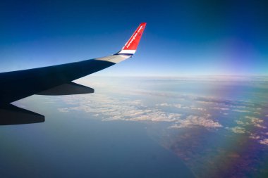 Mavi gökyüzü ve beyaz bulutlar ile Norveç Uçak penceresinden görüntüleyin. 08.07.2017 Palma de Mallorca, İspanya.