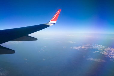 Mavi gökyüzü ve beyaz bulutlar ile Norveç Uçak penceresinden görüntüleyin. 08.07.2017 Palma de Mallorca, İspanya.