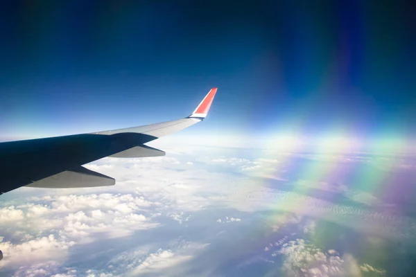 Utsikt från flygplansfönstret med blå himmel och vita moln. — Stockfoto