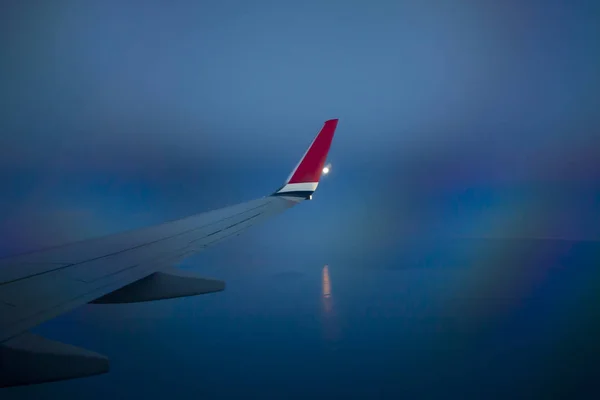 Vista da janela do avião com céu noturno e nuvens brancas . — Fotografia de Stock