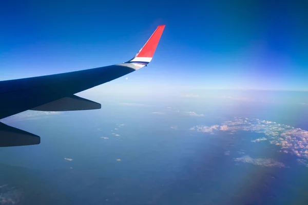 Sett fra flyvinduer med blå himmel og hvite skyer. – stockfoto