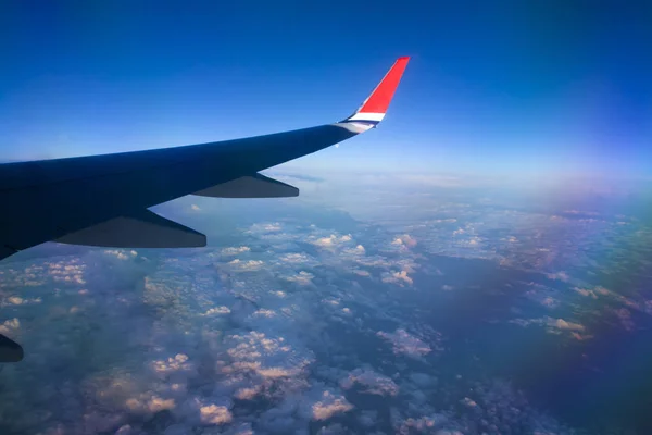 Vista desde la ventana del avión con cielo azul y nubes blancas. —  Fotos de Stock