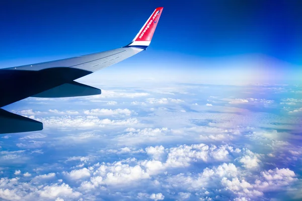 Vista da janela do avião norueguês com céu azul e nuvens brancas. 08.07.2017 Palma de Maiorca, Espanha . — Fotografia de Stock