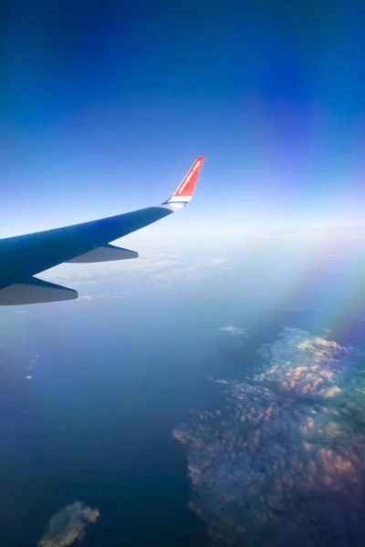 Mavi gökyüzü ve beyaz bulutlar ile Norveç Uçak penceresinden görüntüleyin. 08.07.2017 Palma de Mallorca, İspanya. — Stok fotoğraf