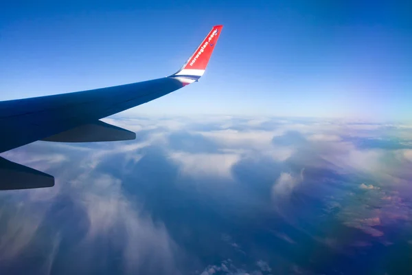 푸른 하늘과 흰 구름과 노르웨이 비행기 창에서 보기. 08.07.2017 팔 마 데 마요르카, 스페인. — 스톡 사진