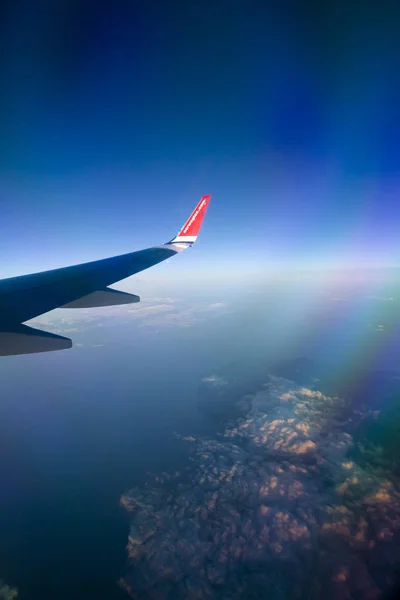 Vista da janela do avião norueguês com céu azul e nuvens brancas. 08.07.2017 Palma de Maiorca, Espanha . — Fotografia de Stock